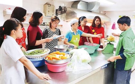 Làm gì để phòng chống ngộ độc thực phẩm trong trường mầm non?